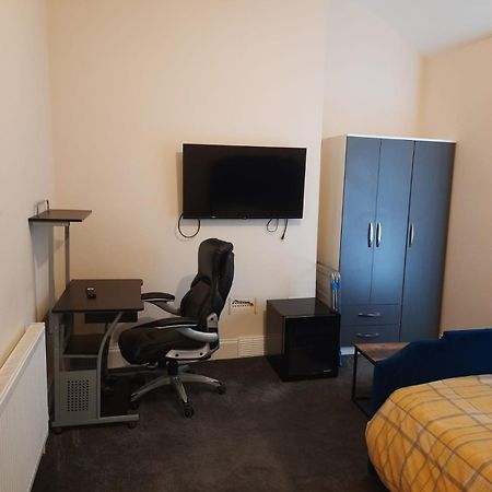Lovely Bedroom With Shared Kitchen & Bathroom Free Parking Walsall Exteriér fotografie