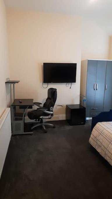 Lovely Bedroom With Shared Kitchen & Bathroom Free Parking Walsall Exteriér fotografie
