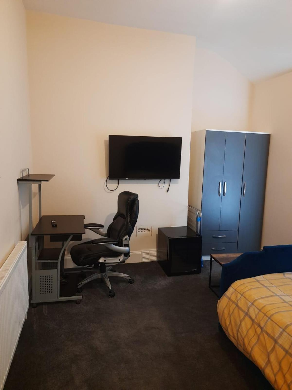 Lovely Bedroom With Shared Kitchen & Bathroom Free Parking Walsall Exteriér fotografie